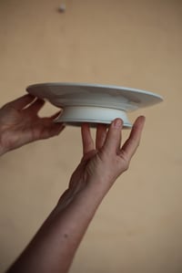 Image 6 of Fayenceteller mit klassizistischem Rand und Füsschen