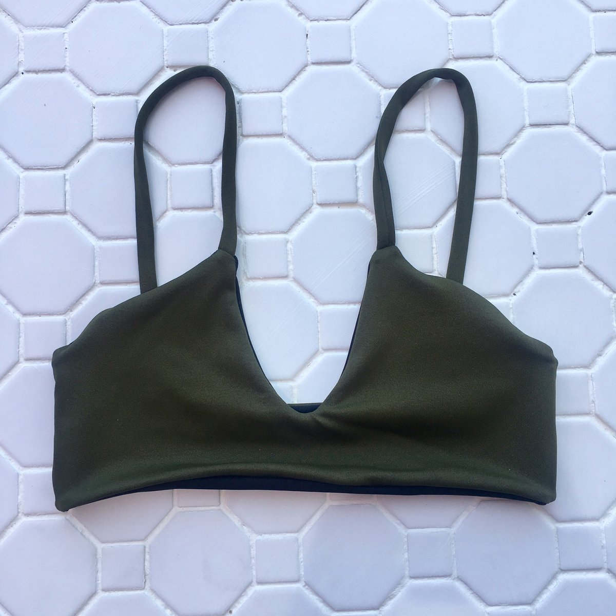 Image of ACTIVE TOP : OLIVE X BLACK