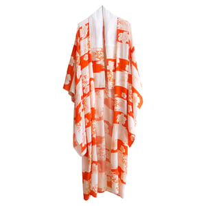 Image of Orangerød/ hvid silke kimono med liljer