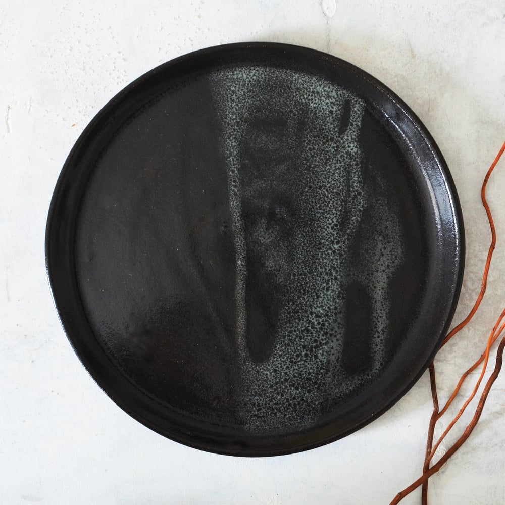 Black serving plate / studiojoo