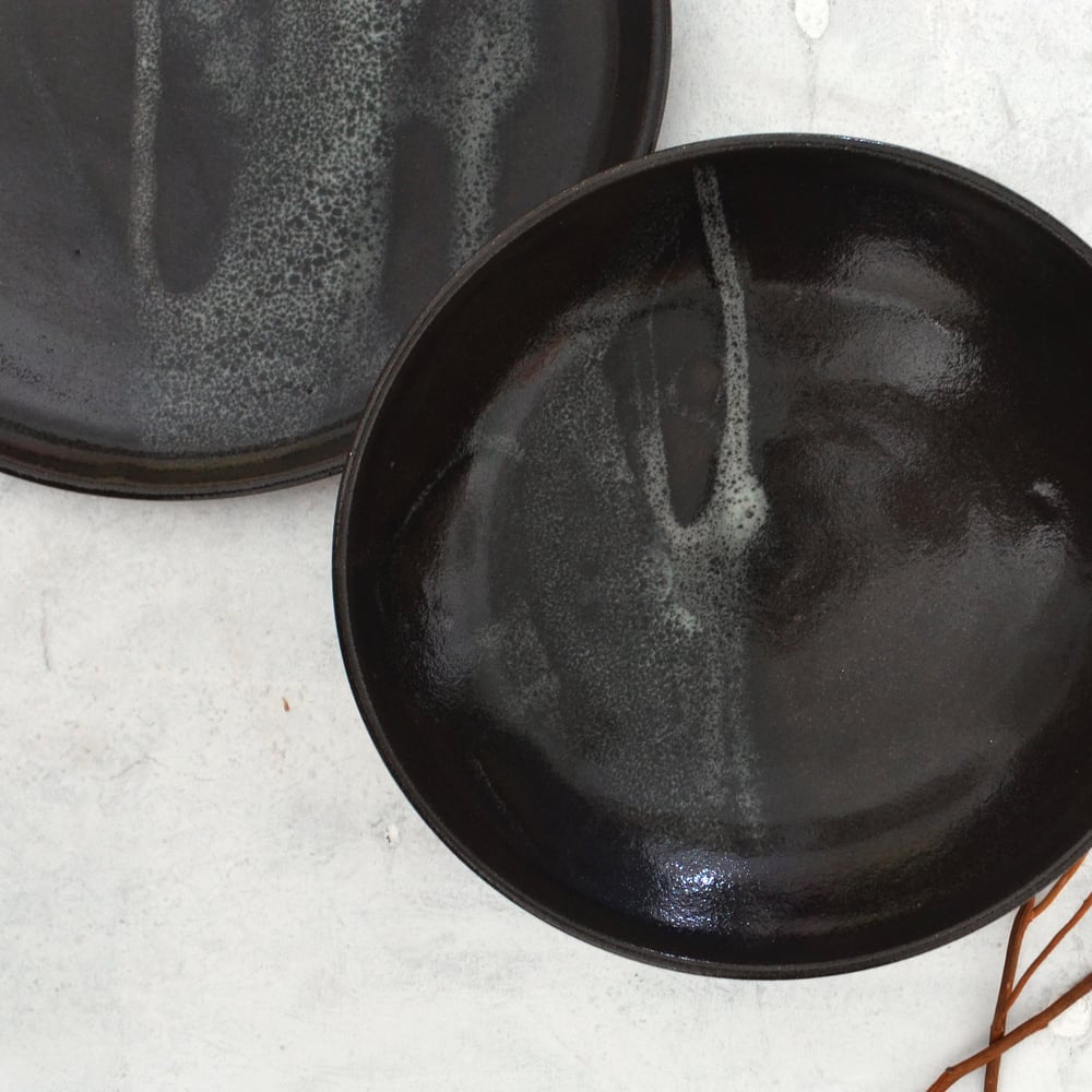 Black serving plate / studiojoo