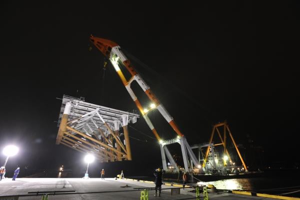 A Gigantic Crane on the Sea: This is a Hoist Ship