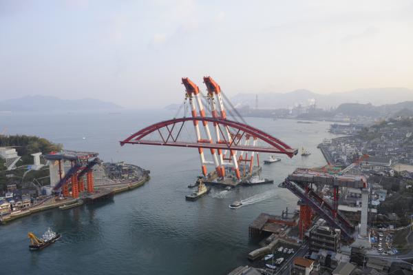 A Gigantic Crane on the Sea: This is a Hoist Ship