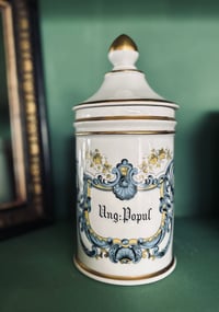 Image 1 of Grand pot d'apothicaire, porcelaine, inscription Ung.Popul. (onguent populéum)