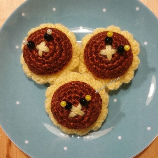 Image of Traditional Pineapple Tart plushie (pin / keychain)
