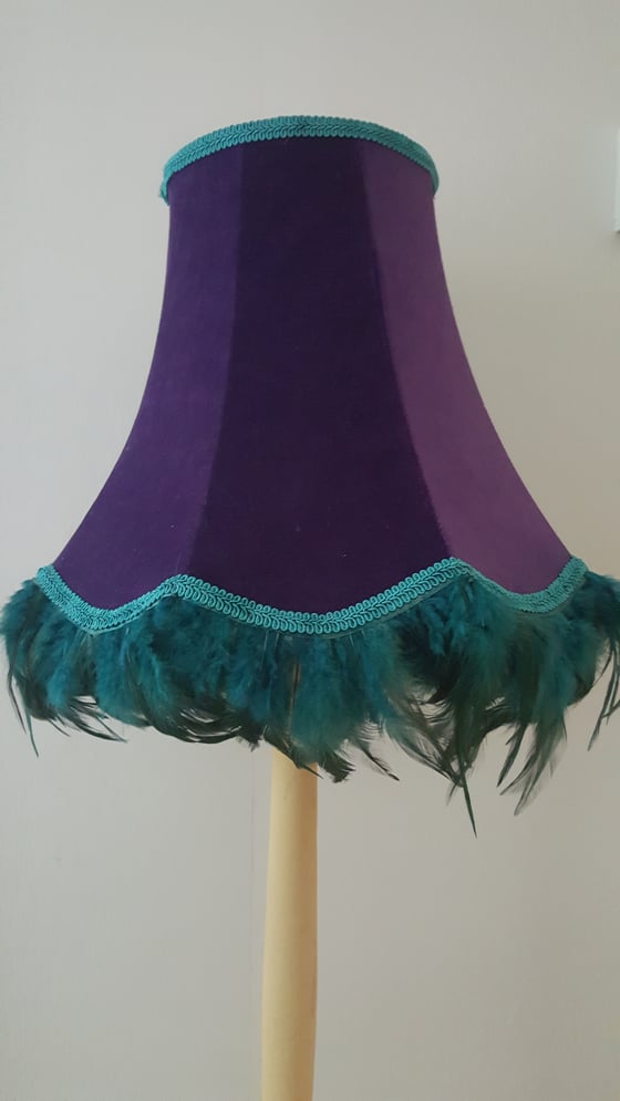 Image of Purple velvet scallop edge lampshade.