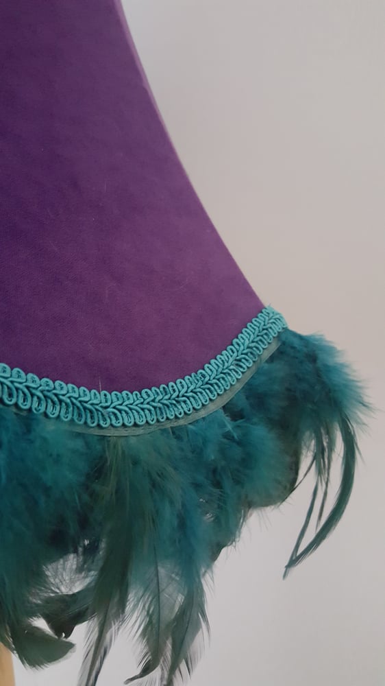 Image of Purple velvet scallop edge lampshade.