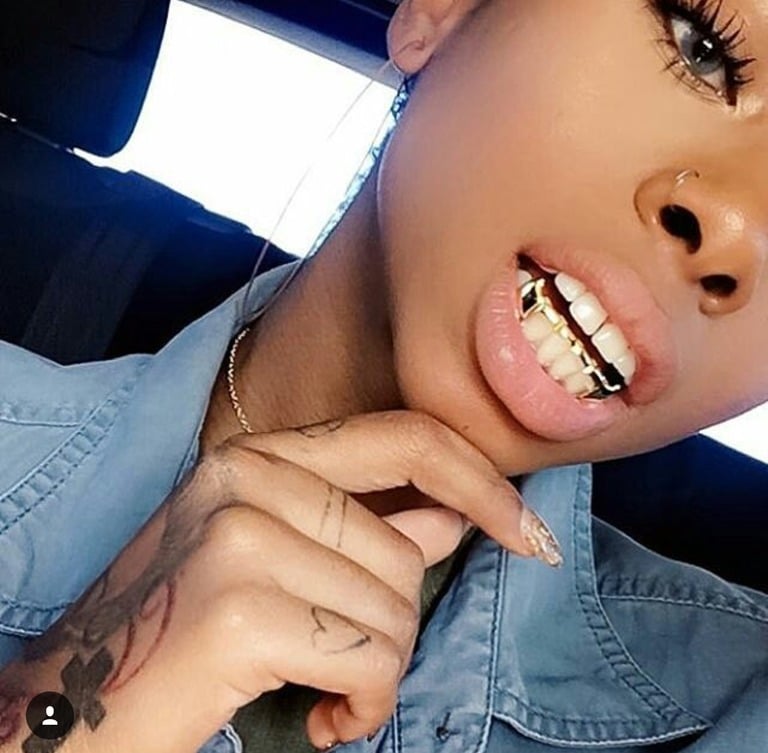 Image of NEECHIE - OUTLINE OPEN FACE FANG (Gold) GRILLZ