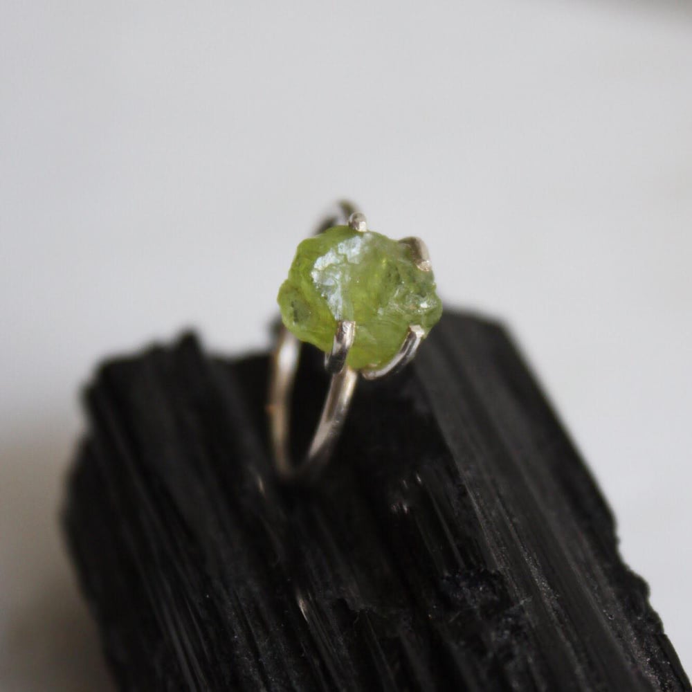 Image of Rough Peridot 4 claws silver ring