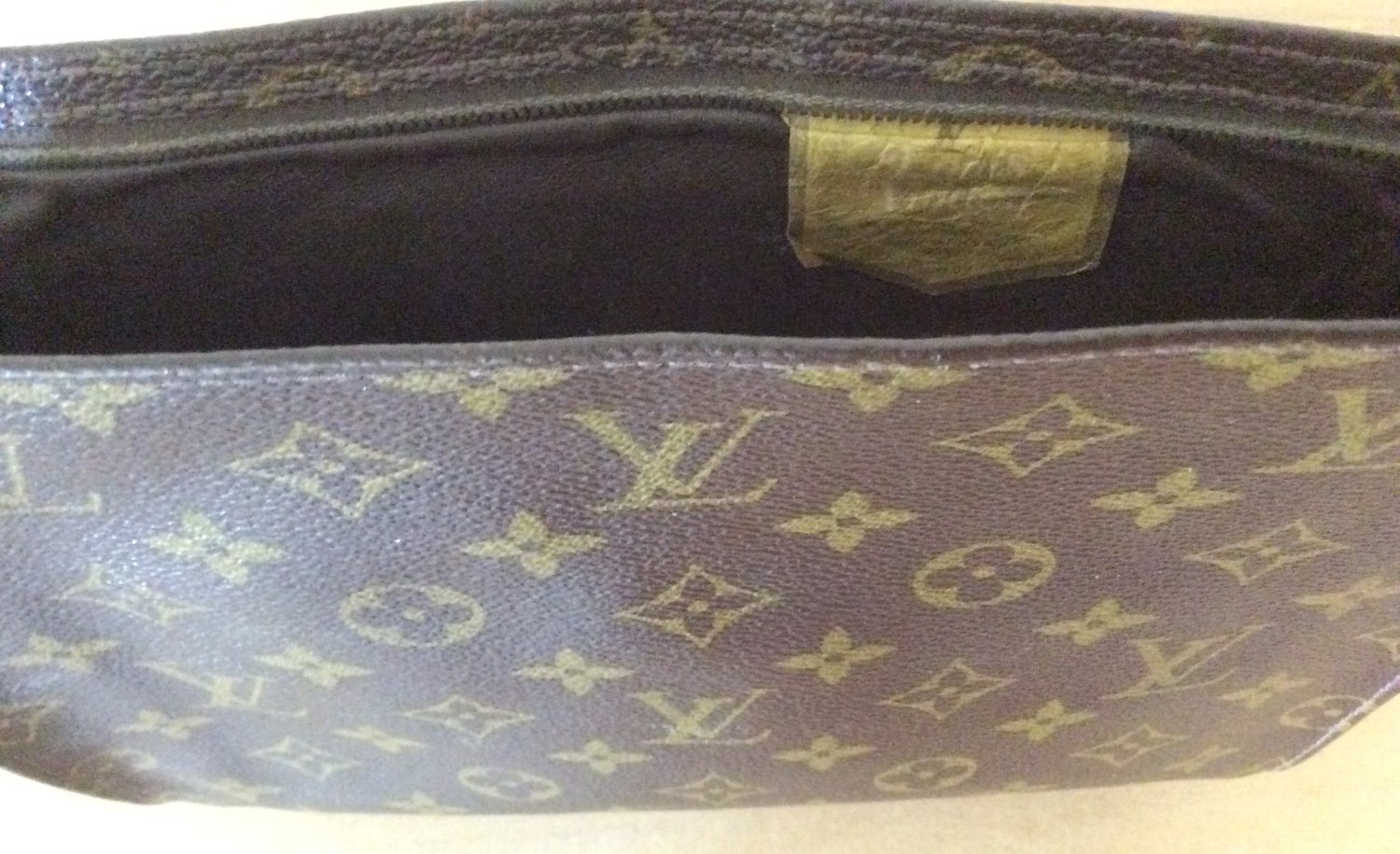 louis vuitton 26 inch pouch