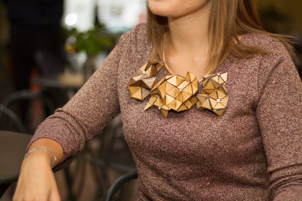 Image of necklace  in wooden textile - tessellation n.1