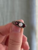 Superbe bague victorienne, XIXème siècle, en argent massif, grenats et opale, Taille 53-54