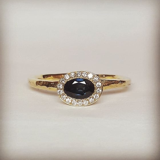 Beeld van Dark blue sapphire engagement ring
