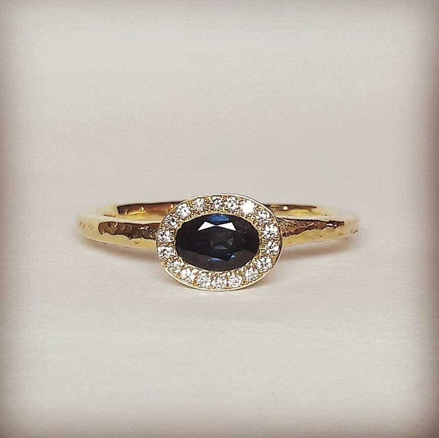 Beeld van Dark blue sapphire engagement ring
