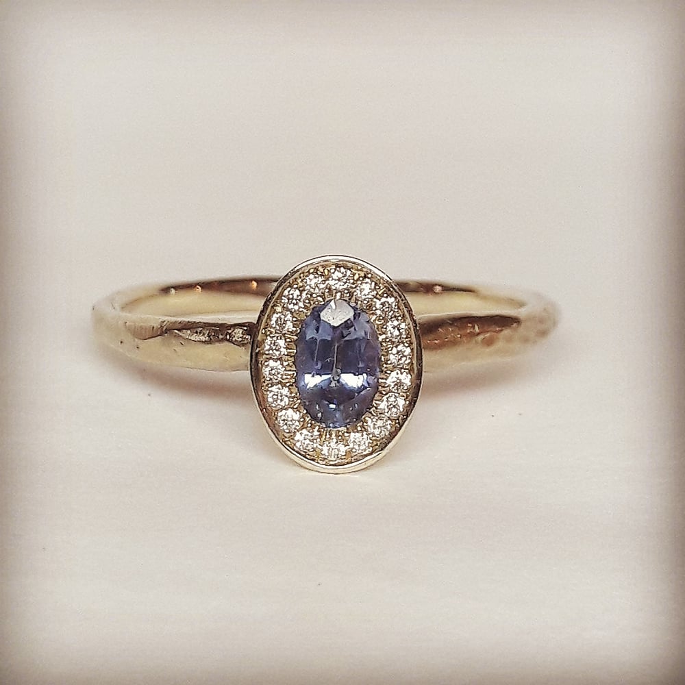 Beeld van Light blue sapphire engagement ring