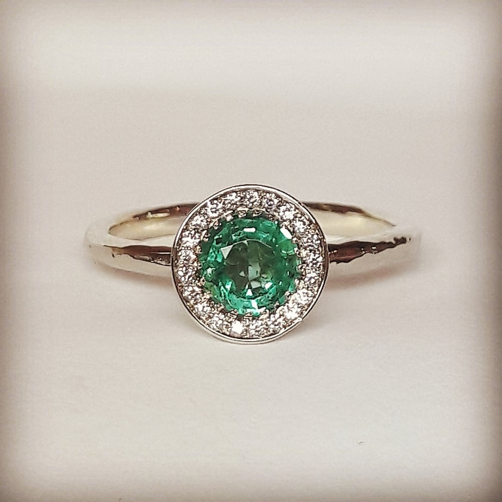 Beeld van Emerald engagement ring