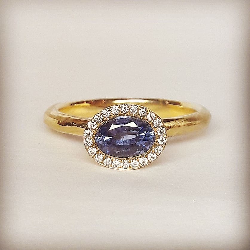Beeld van sapphire engagement ring