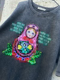 Image 2 of Camiseta bordada a man. MATRIOSKA gris. En STOCK
