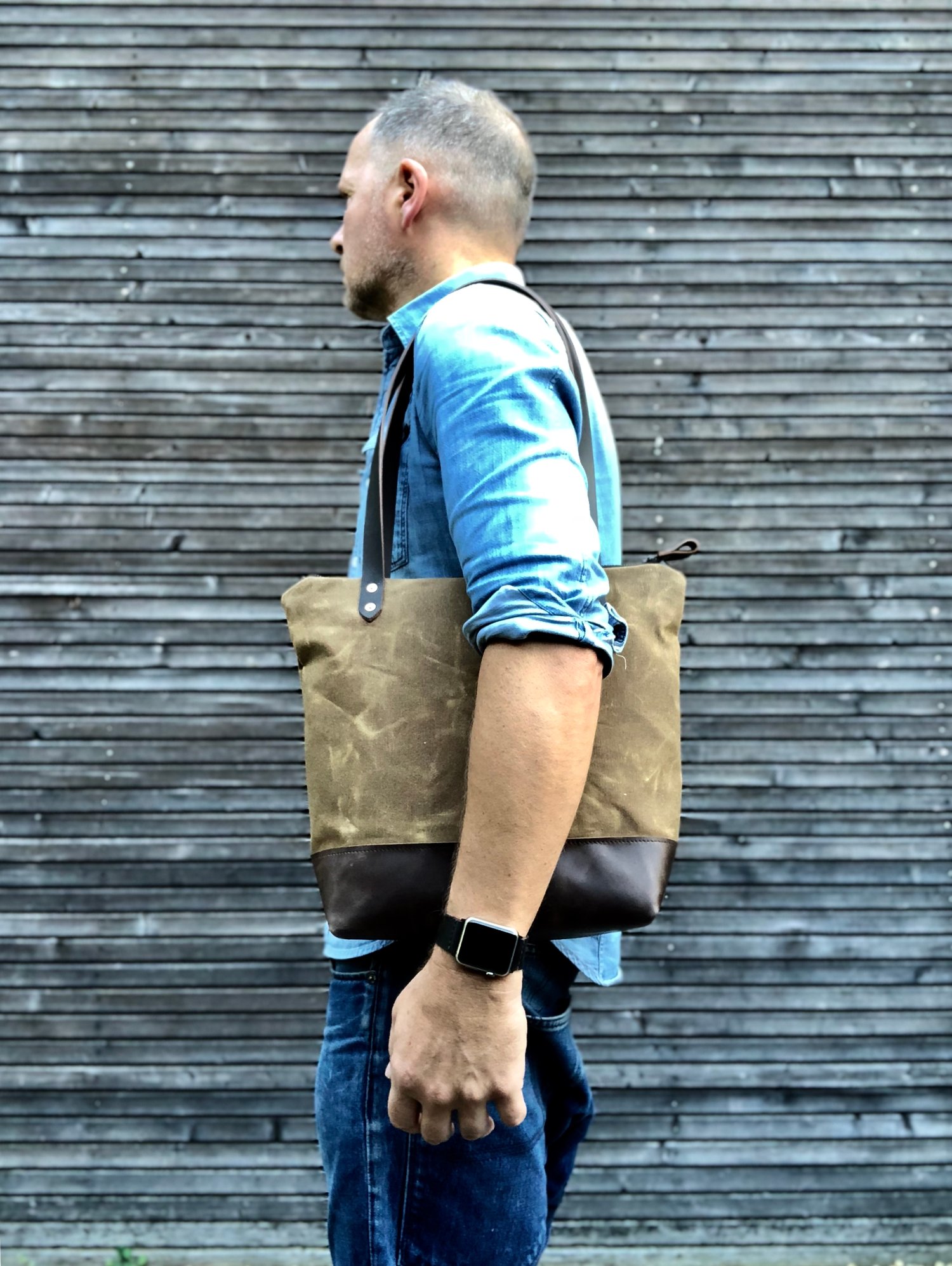 Image of Tote bag in waxed canvas with leather handles and zipper closure