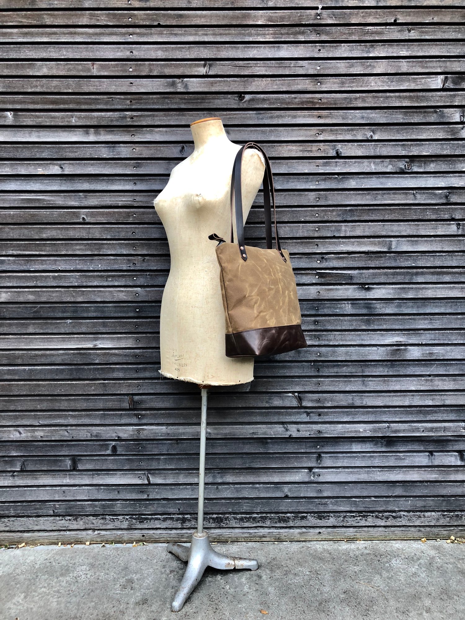 Image of Tote bag in waxed canvas with leather handles and zipper closure