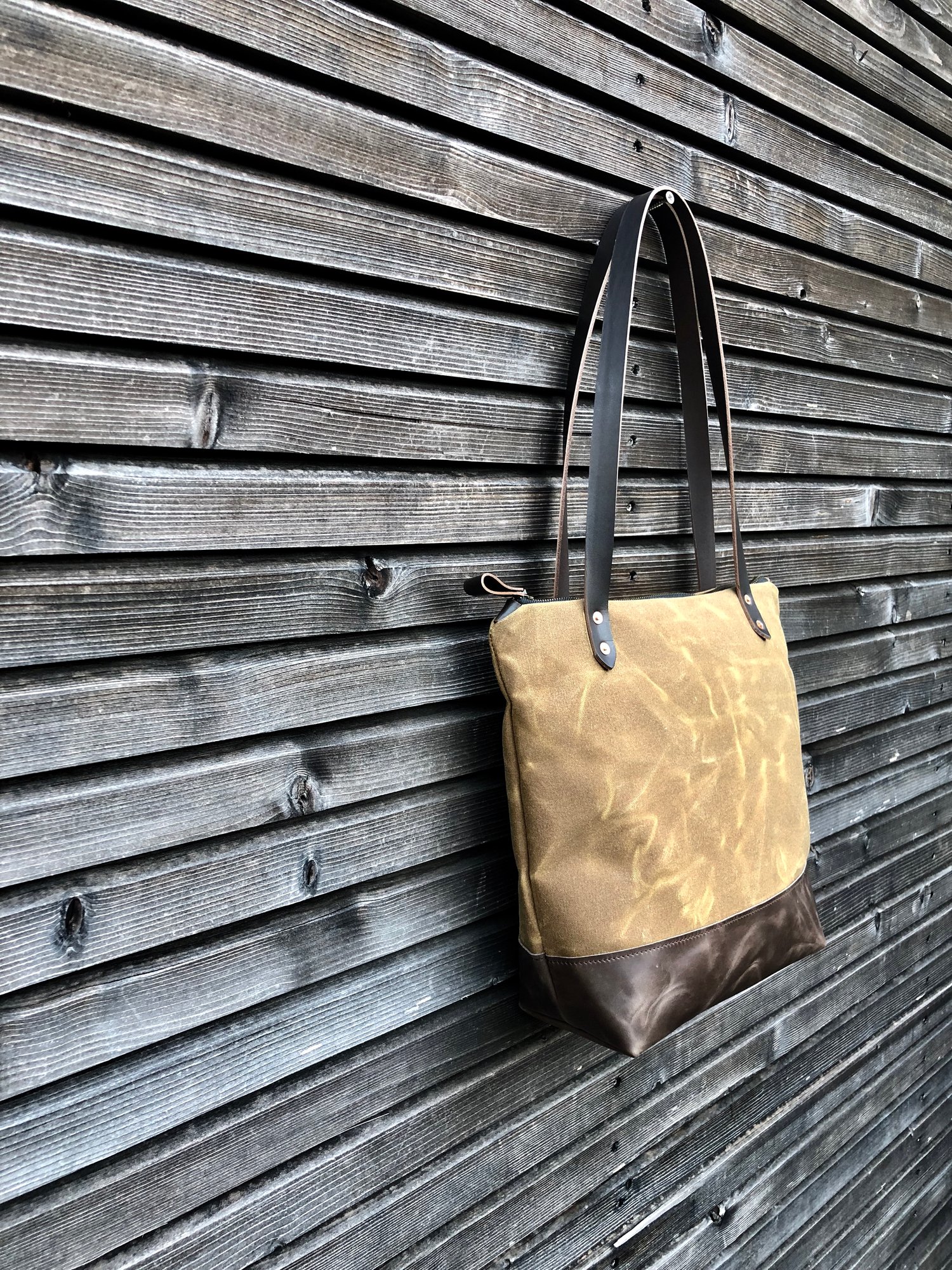 Image of Tote bag in waxed canvas with leather handles and zipper closure