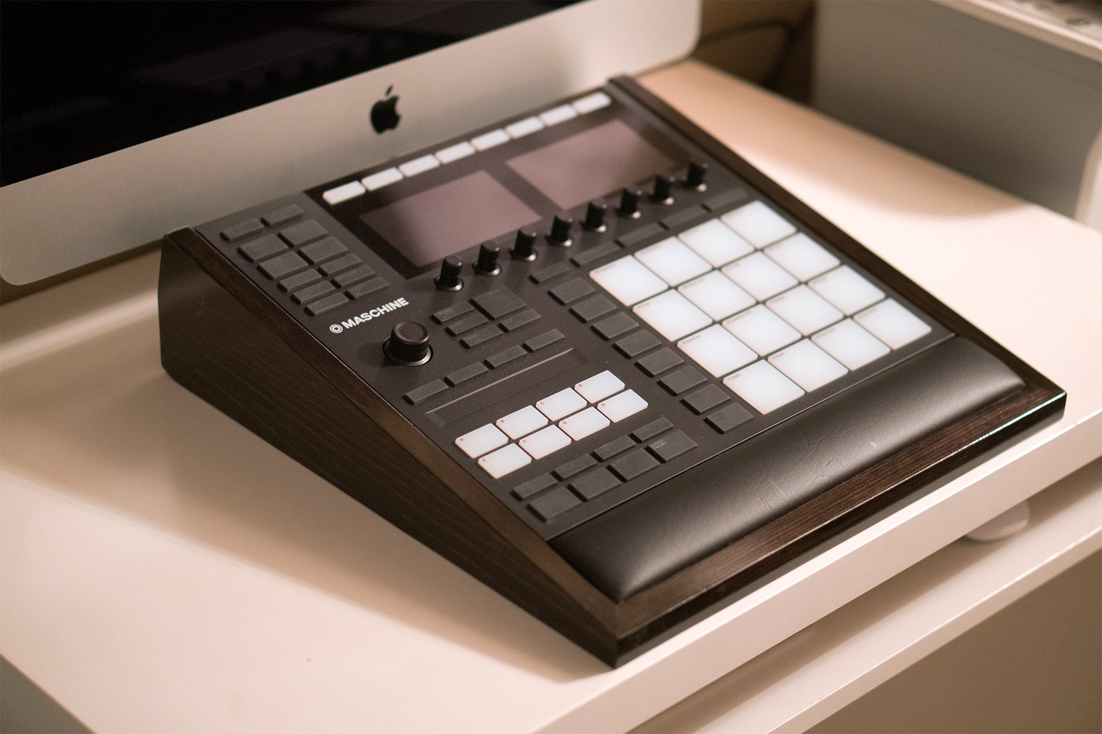 Maschine MK3 Stand w/ Hand Rest / Art's Wood Designs