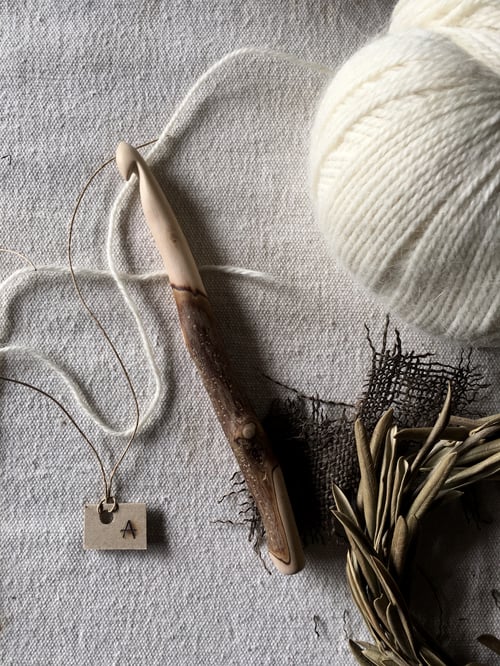 Image of size 10mm Olive branch hand carved rustic crochet hook