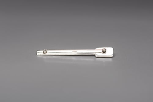 Image of silver brooch with rock crystal / amethyst and inscription in Latin