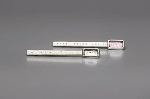 Image of silver brooch with rock crystal / amethyst and inscription in Latin