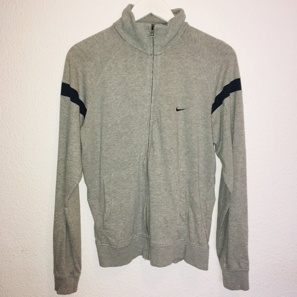 Image of CHAQUETA NIKE GRIS
