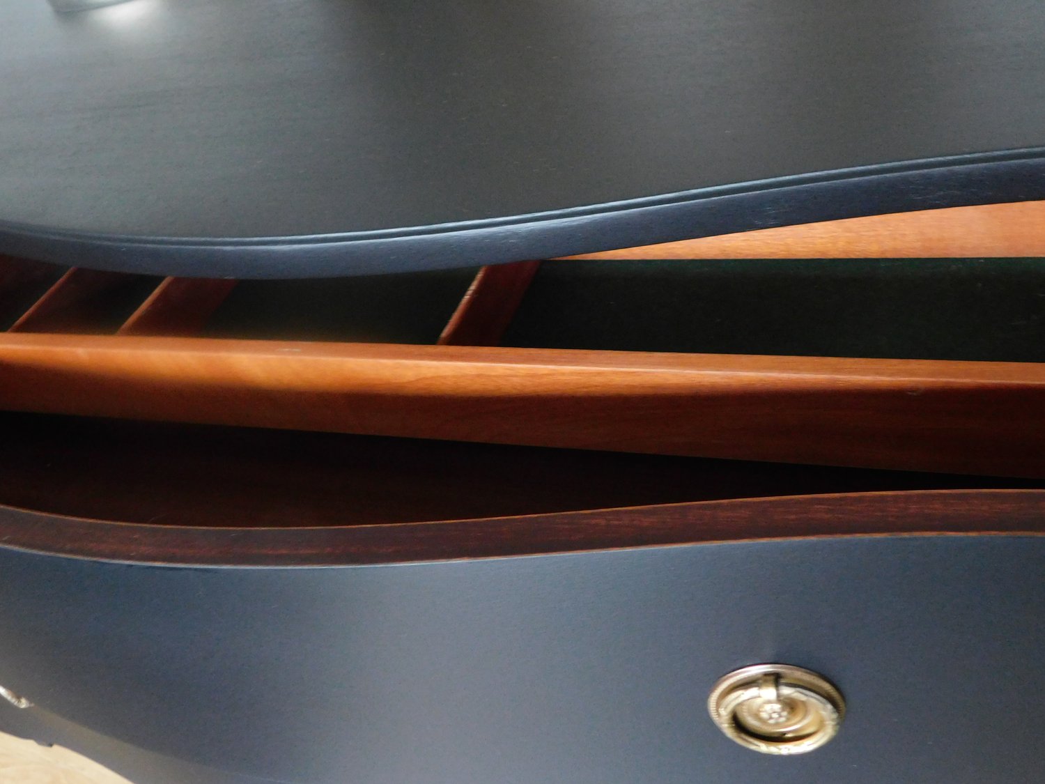 Image of A black sideboard with 2 working keys