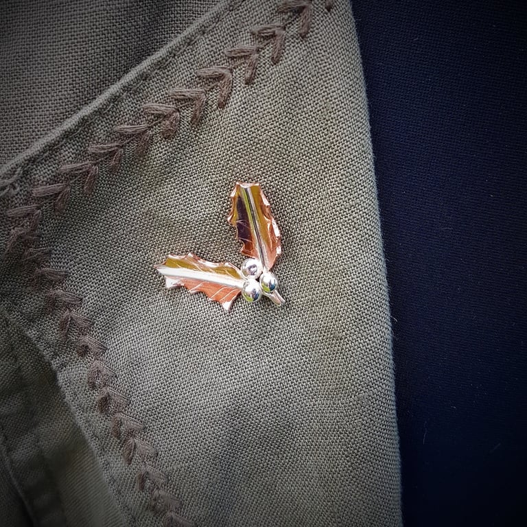 Holly Lapel Tack Image 3