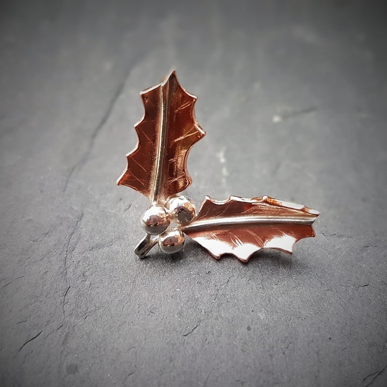 Holly Lapel Tack Image 2