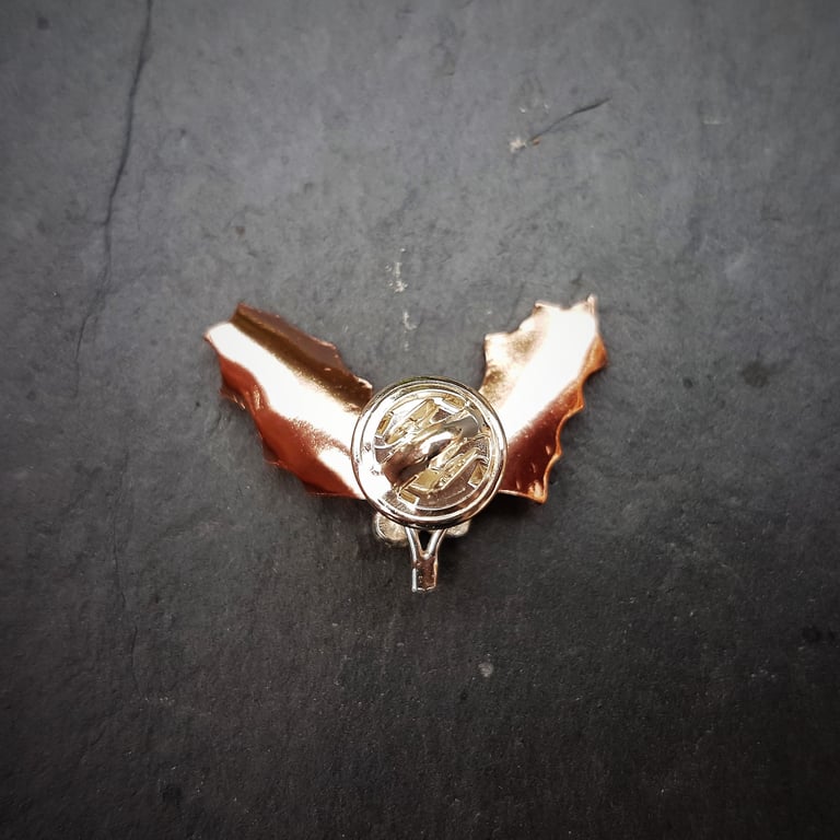 Holly Lapel Tack Image 4