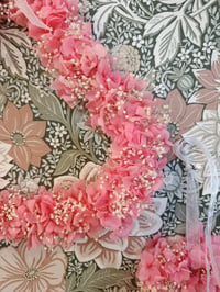 Image 4 of Couronne hortensia rose et gypsophile blanc 