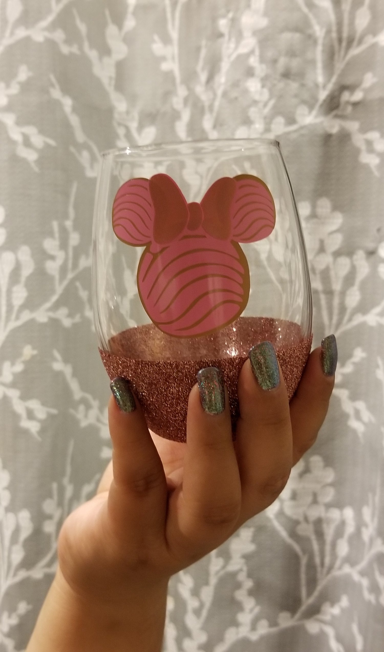 Image of Minnie Concha wine glass 
