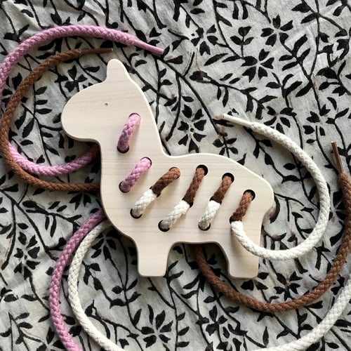 Image of Jouet de laçage Lama