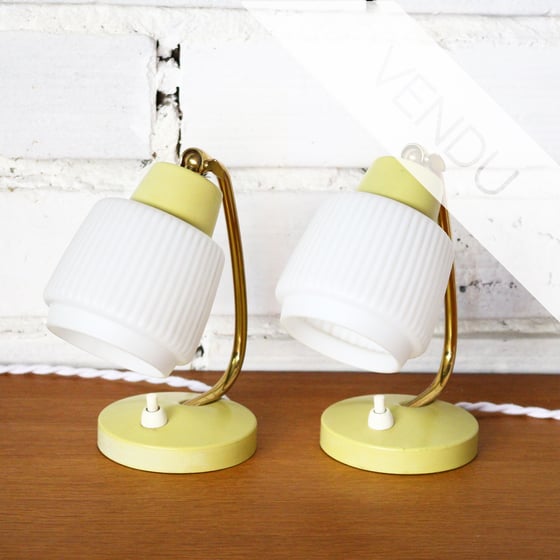 Image of paire de petites lampes de chevet en verre et métal doré et jaune