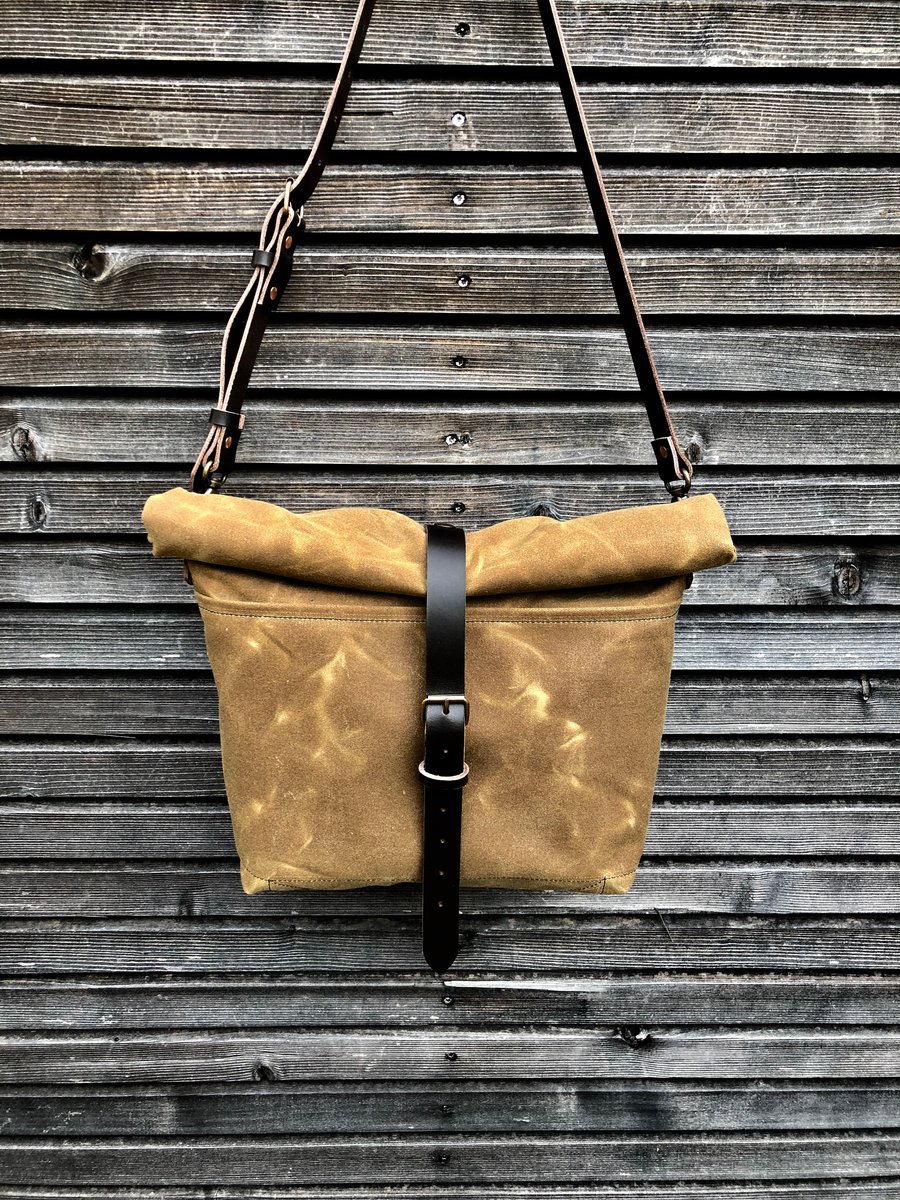 Image of Waxed canvas messenger bag / musette with leather shoulder strap and double waxed padded bottom