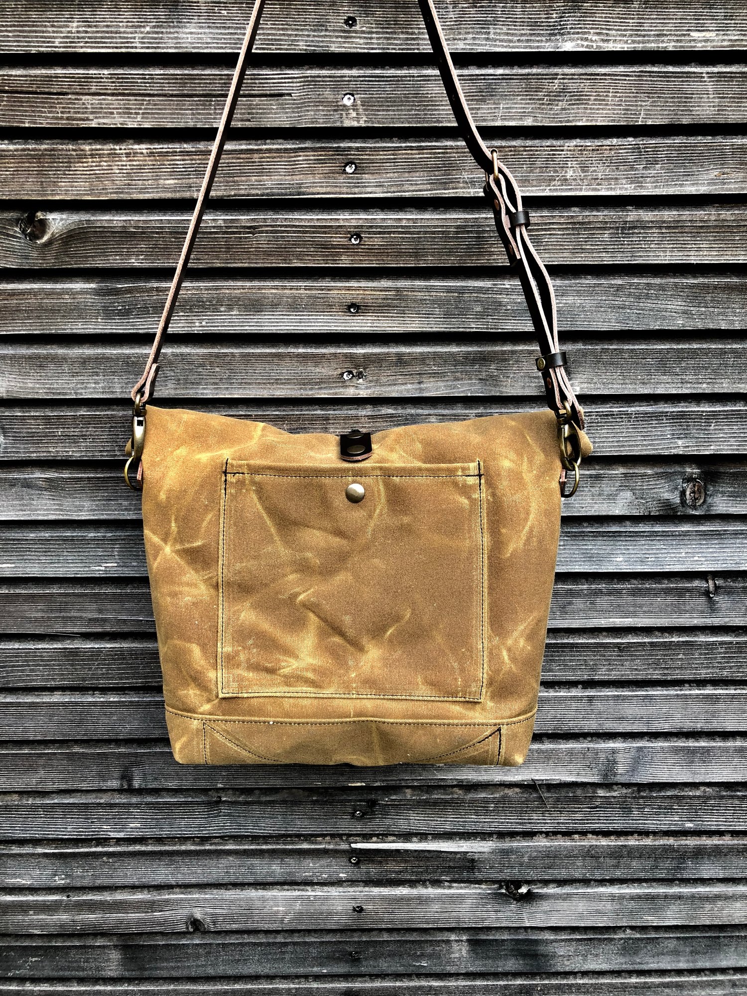 Image of Waxed canvas messenger bag / musette with leather shoulder strap and double waxed padded bottom