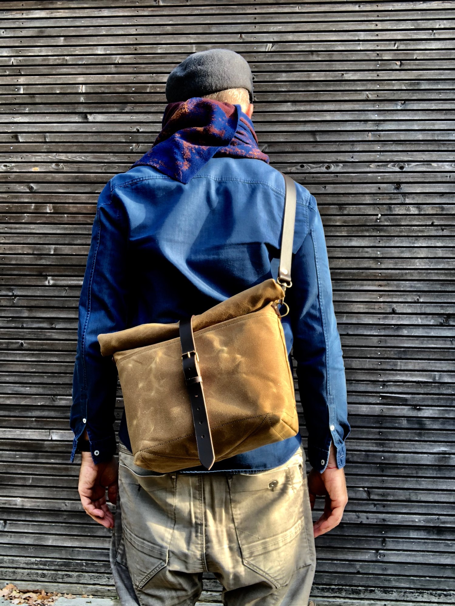 Image of Waxed canvas messenger bag / musette with leather shoulder strap and double waxed padded bottom