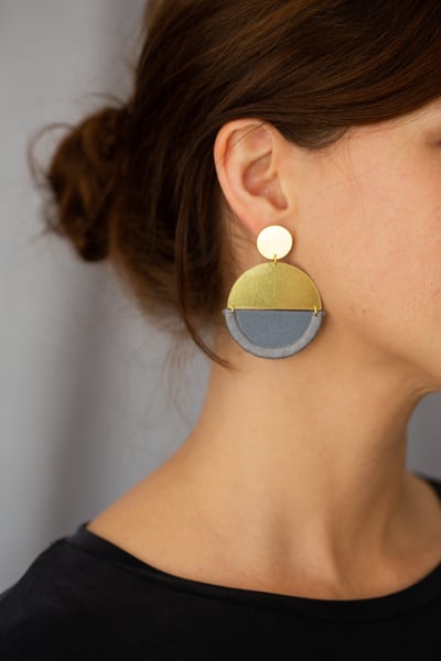 Image of LUNA earrings round in Grey