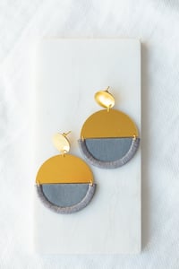 Image 2 of LUNA earrings round in Grey