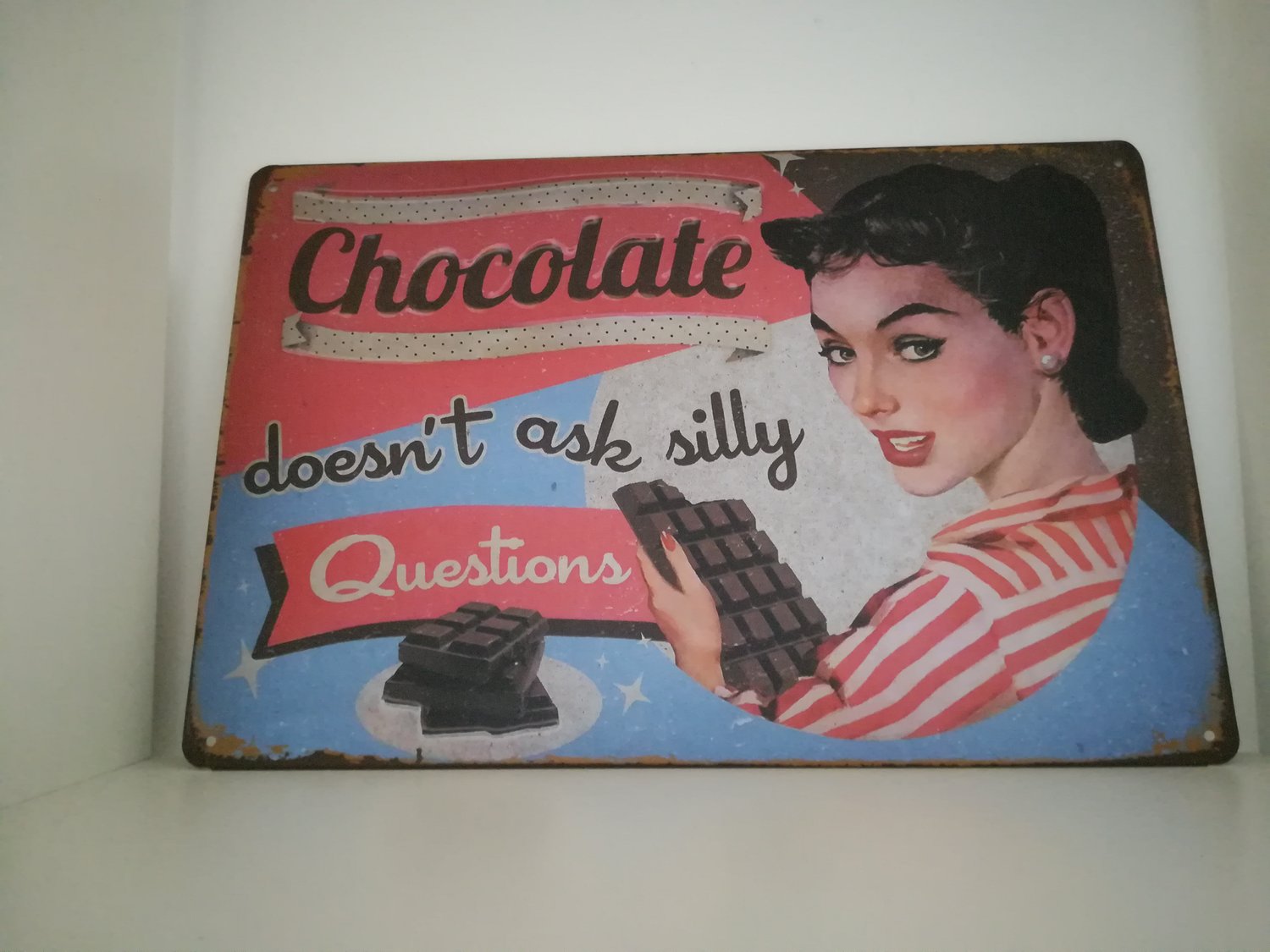 Image of Plaat: "CHOCOLATE... DOESN'T ASK SILLY QUESTIONS"