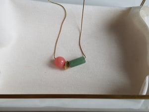 Image of Alexa. Collar con detalles de piedras semipreciosas y dorado.