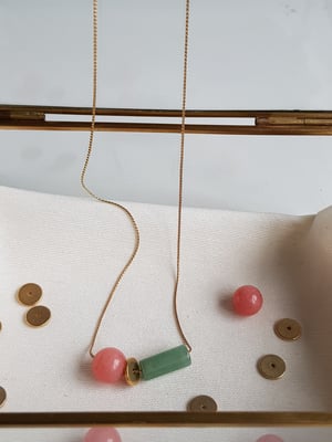 Image of Alexa. Collar con detalles de piedras semipreciosas y dorado.