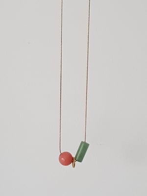 Image of Alexa. Collar con detalles de piedras semipreciosas y dorado.