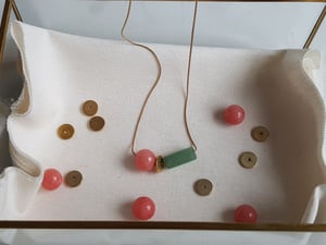 Image of Alexa. Collar con detalles de piedras semipreciosas y dorado.