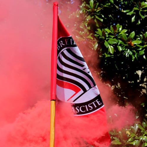 Image of PRÉ-VENTE Grand drapeau "BRETAGNE ANTIFASCISTE" / Banniel bras "BREIZH ENEPFASKOUR"