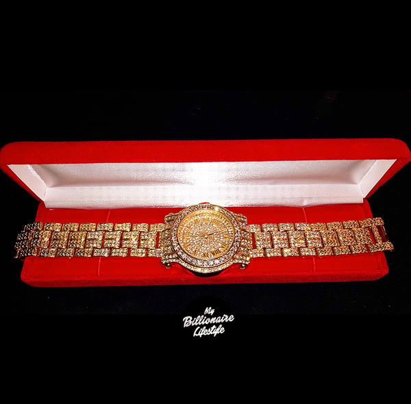 Image of Holiday deluxe watch in jewelry case
